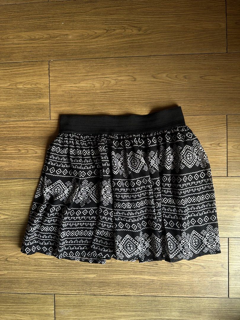 Aztec print skirt: casual chic (Category: Skirts) located in Caloocan City. Submitted by 2ndfash (Listing ID 1469437624, Image 1). Description: Xs to med Stretchyyyy.