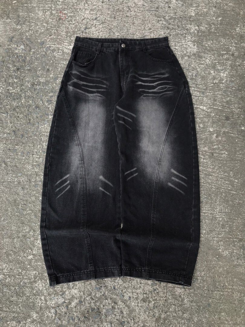 BAGGY PANTS BLACK WASHED (Category: Jeans) located in Imus. Submitted by chararatzx. (Listing ID 1469417984, Image 1). Description: Excellent Condition Color Rate 10/10 Issue:none W30 L39 THIGH 13 HEM 9.5 .