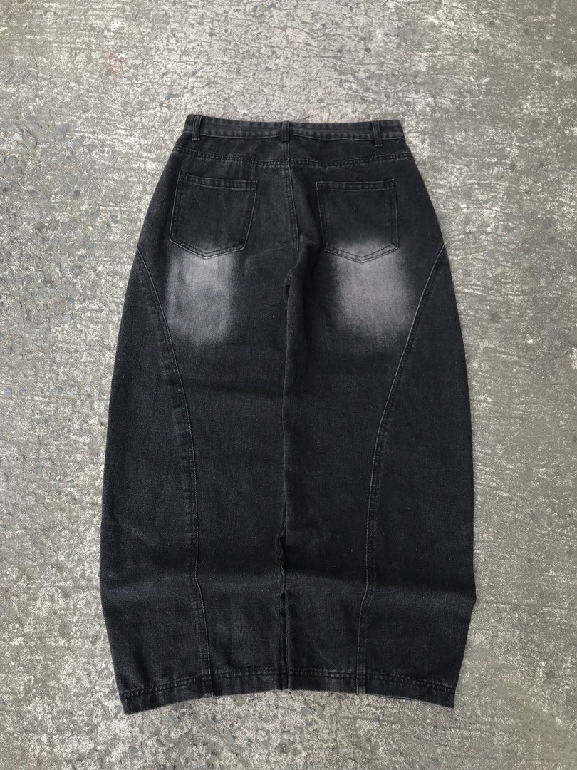 BAGGY PANTS BLACK WASHED (Category: Jeans) located in Imus. Submitted by chararatzx. (Listing ID 1469417984, Image 2). Description: Excellent Condition Color Rate 10/10 Issue:none W30 L39 THIGH 13 HEM 9.5 .