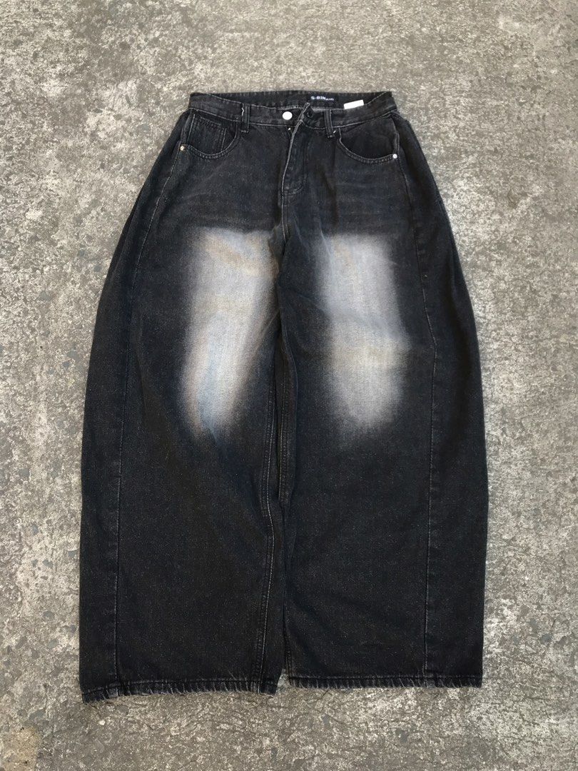 BAGGY BLACK WASHED WIDELEG JEANS (Category: Jeans) located in Imus. Submitted by chararatzx. (Listing ID 1469492771, Image 1). Description: S-BIN EXCELLENT CONDITION NO ISSUE W28 L40 THIGH 16 HEM 10.