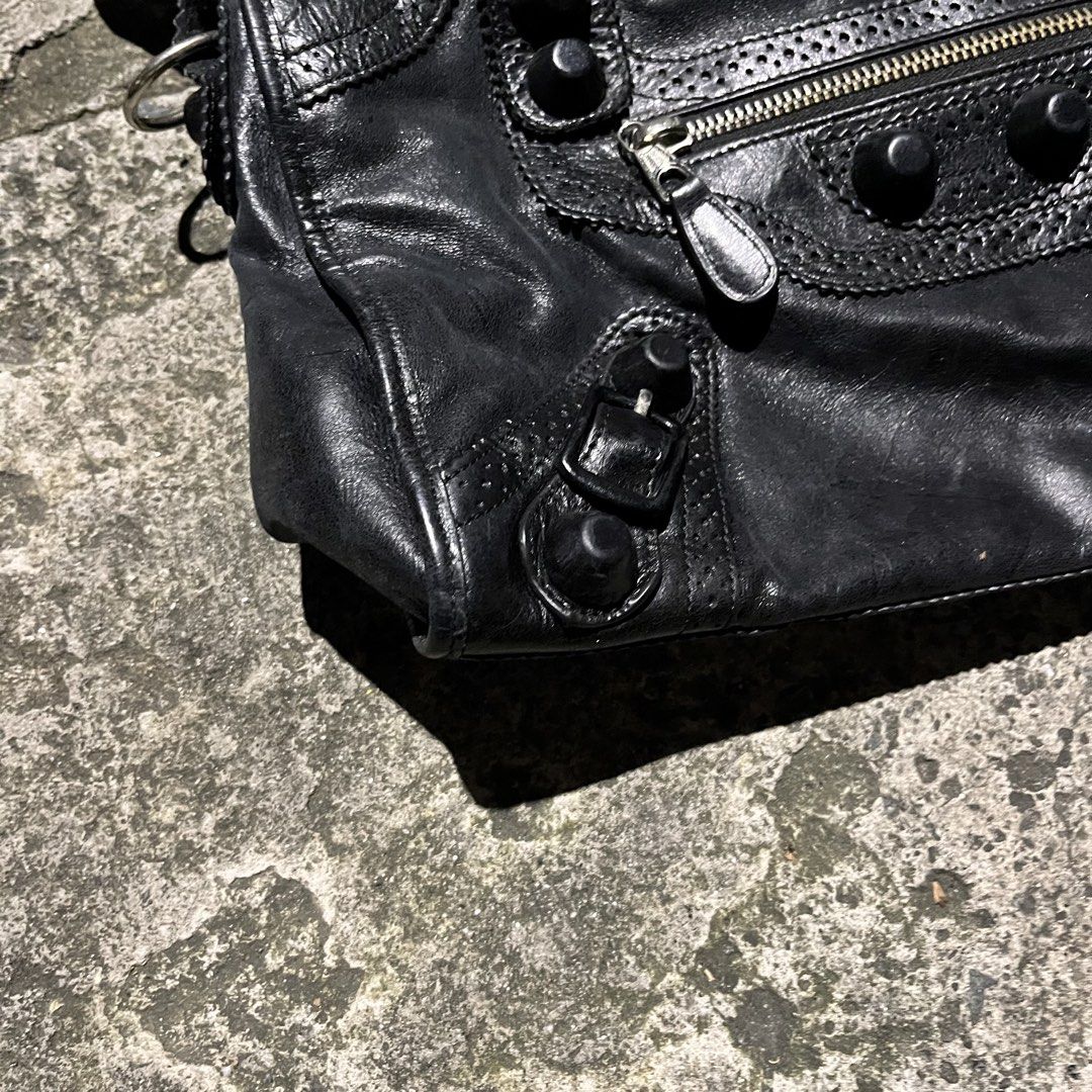 BALENCIAGA AGNEAU BAG (Category: Sling Bags) located in Manila. Submitted by ma_lux (Listing ID 1469428038, Image 2). Description: DETAILS Brand: Balenciaga Leather: Agneau lambskin Colorway: Black Style: Motorcycle-inspired Condition: Pre-loved with visible signs of use Inclusions: Shoulder strap, if included 💌 Price negotiable for sure buyers only. Please check all photos carefully for the actual condition. Serious buyers are welcome! .