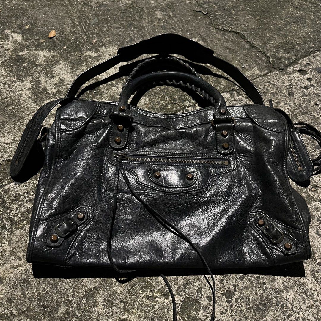 balenciaga city bag (Category: Announcements) located in Manila. Submitted by ma_lux (Listing ID 1469428321, Image 1). Description: DETAILS Brand: Balenciaga Leather: lambskin Colorway: Black Condition: Pre-loved with not visible signs of use Inclusions: Shoulder strap, if included 💌 Price negotiable for sure buyers only. Please check all photos carefully for the actual condition. Serious buyers are welcome! .