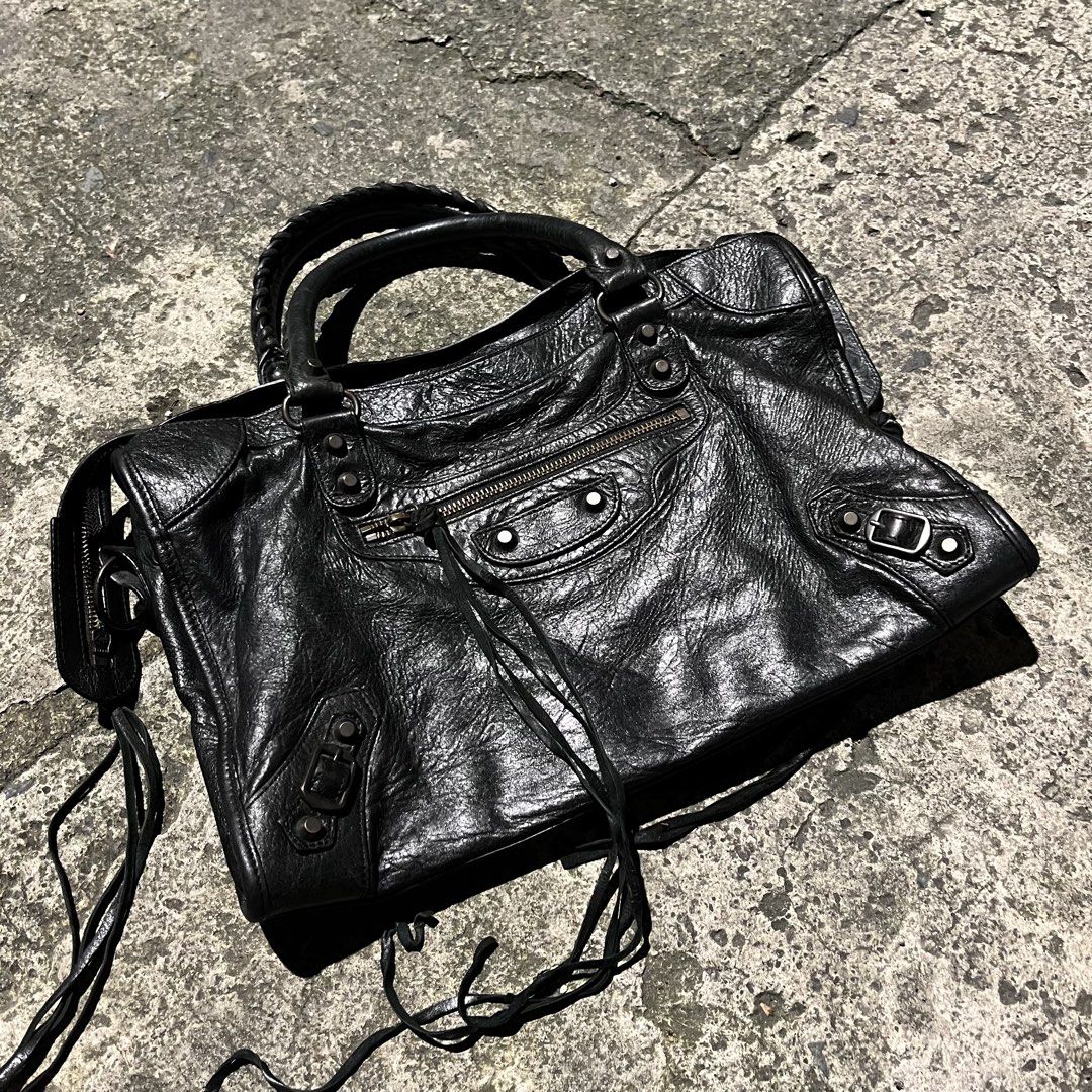 balenciaga city bag (Category: Announcements) located in Manila. Submitted by ma_lux (Listing ID 1469428321, Image 2). Description: DETAILS Brand: Balenciaga Leather: lambskin Colorway: Black Condition: Pre-loved with not visible signs of use Inclusions: Shoulder strap, if included 💌 Price negotiable for sure buyers only. Please check all photos carefully for the actual condition. Serious buyers are welcome! .
