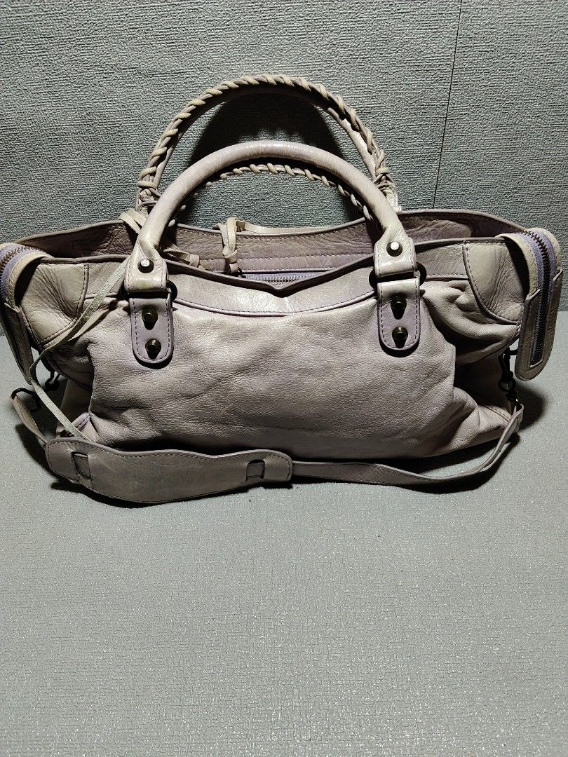 Balenciaga City Bag (Category: Luxury Bags & Wallets) located in Valencia. Submitted by coolwolf_27a64f (Listing ID 1469454489, Image 2). Description: GOOD CONDITION ISSUE COLOR DISCOLORATION KINDLY CHECK DETAILS PURPLE 💜 SILVER COLOR WAY.