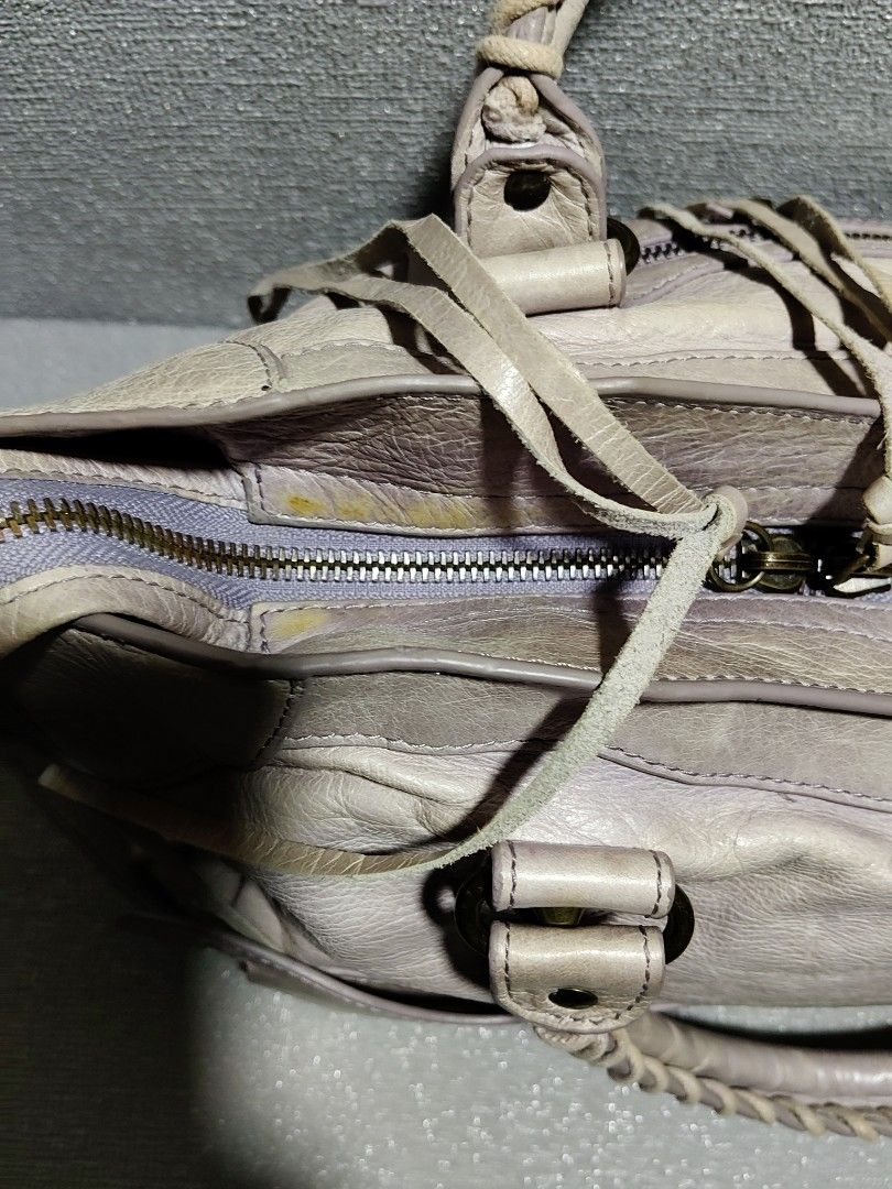 Balenciaga City Bag (Category: Luxury Bags & Wallets) located in Valencia. Submitted by coolwolf_27a64f (Listing ID 1469454489, Image 3). Description: GOOD CONDITION ISSUE COLOR DISCOLORATION KINDLY CHECK DETAILS PURPLE 💜 SILVER COLOR WAY.