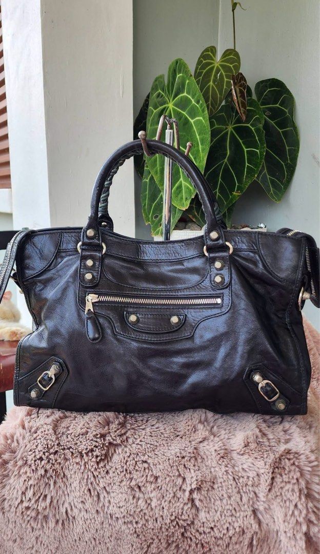 BALENCIAGA PARIS (Category: Luxury Bags & Wallets) located in Koronadal. Submitted by zyxarvie (Listing ID 1469429232, Image 1). Description: No issue 9.5/10 Color rate Excellent condition .