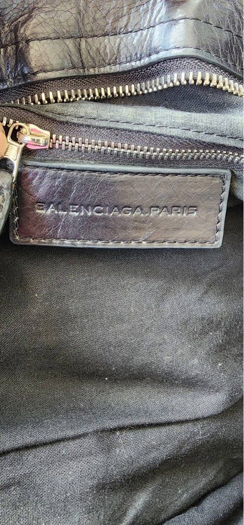 BALENCIAGA PARIS (Category: Luxury Bags & Wallets) located in Koronadal. Submitted by zyxarvie (Listing ID 1469429232, Image 2). Description: No issue 9.5/10 Color rate Excellent condition .