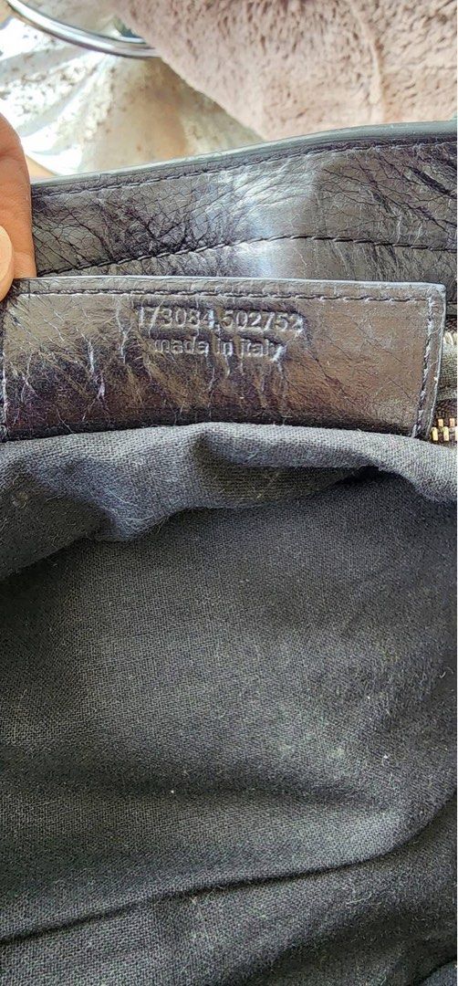 BALENCIAGA PARIS (Category: Luxury Bags & Wallets) located in Koronadal. Submitted by zyxarvie (Listing ID 1469429232, Image 3). Description: No issue 9.5/10 Color rate Excellent condition .