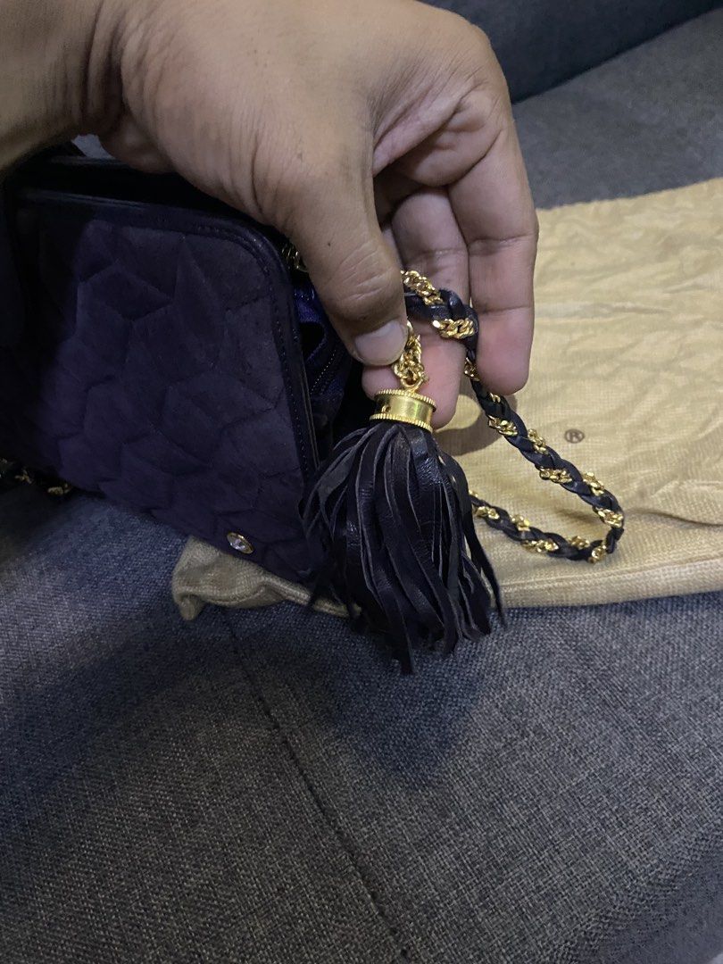 Bally slingbag gold chain (Category: Luxury Bags & Wallets) located in Caloocan City. Submitted by luxurymurayta888 (Listing ID 1469475172, Image 3). Description: need clean.