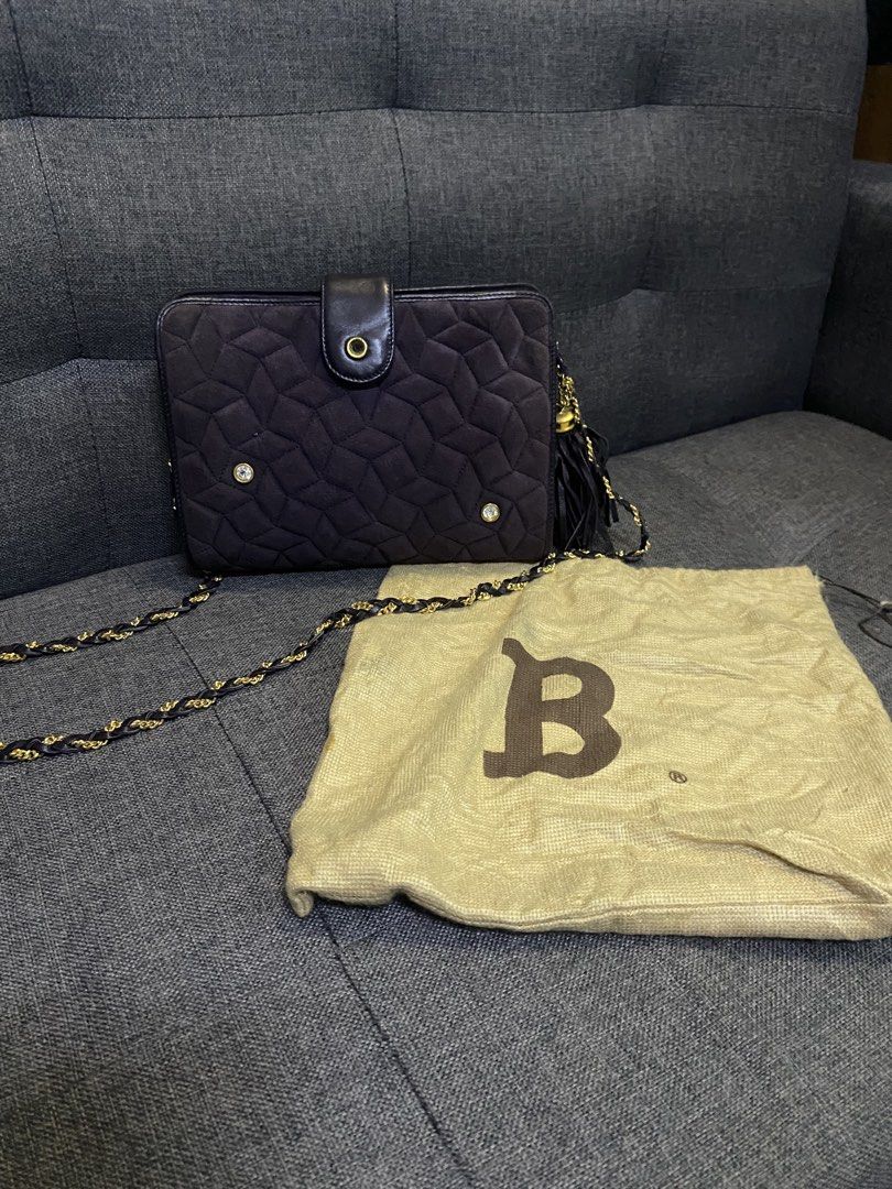 Bally slingbag gold chain (Category: Luxury Bags & Wallets) located in Caloocan City. Submitted by luxurymurayta888 (Listing ID 1469475172, Image 1). Description: need clean.