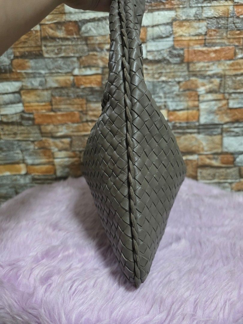 Banig hobo bag leather (Category: Shoulder Bags) located in Binan City. Submitted by elli.etcetera (Listing ID 1469520218, Image 2). Description: MOP: Gcash, Maya or Bank transfer Courier: Flash, J&T or Lalamove.