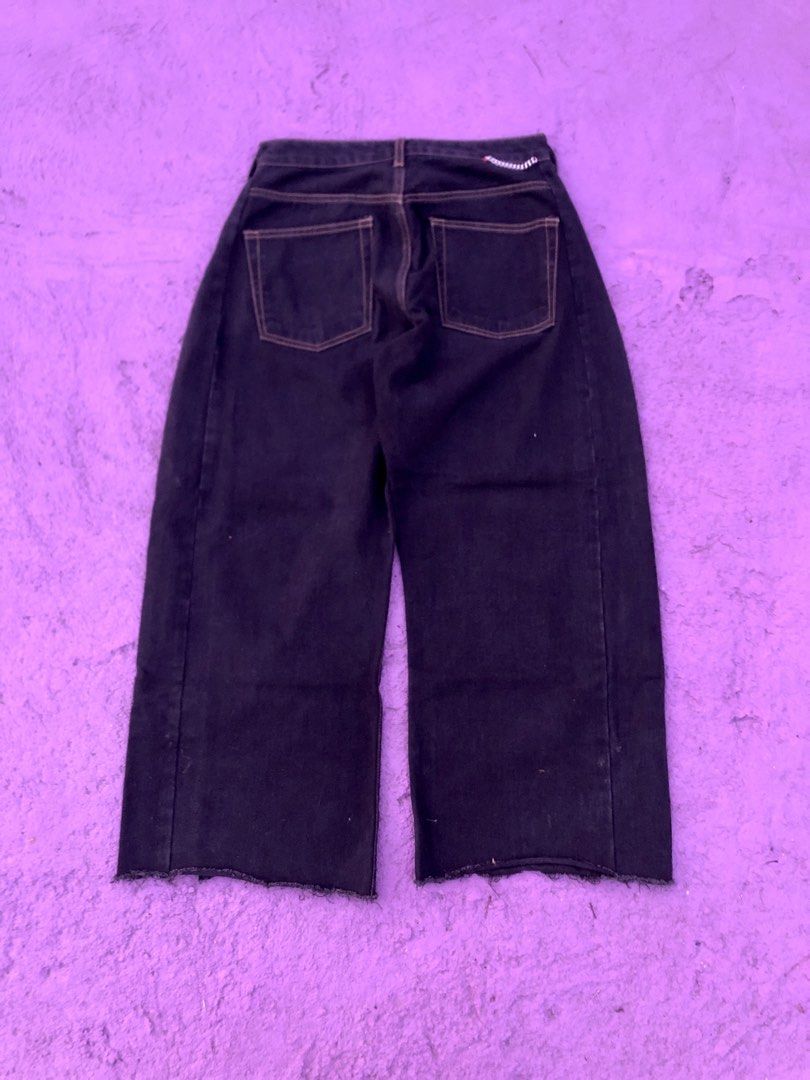 Barrel pants (Category: Jeans) located in San Mateo. Submitted by reynoldjanda (Listing ID 1469486895, Image 3). Description: .