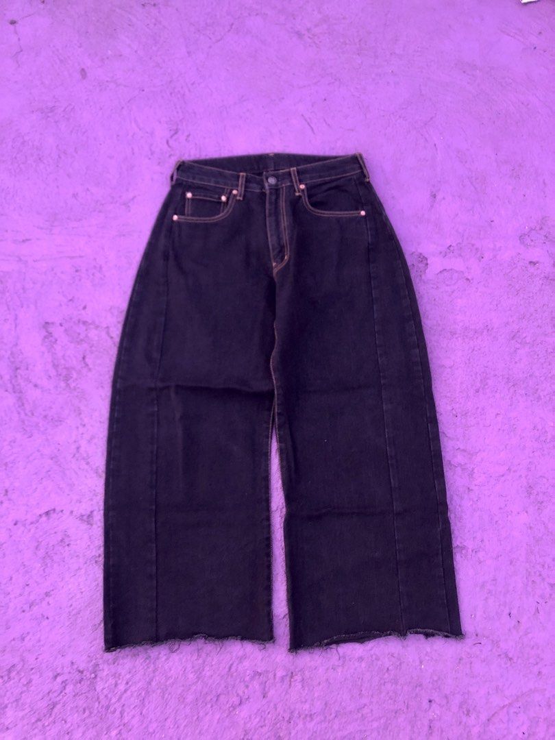 Barrel pants (Category: Jeans) located in San Mateo. Submitted by reynoldjanda (Listing ID 1469486895, Image 2). Description: .