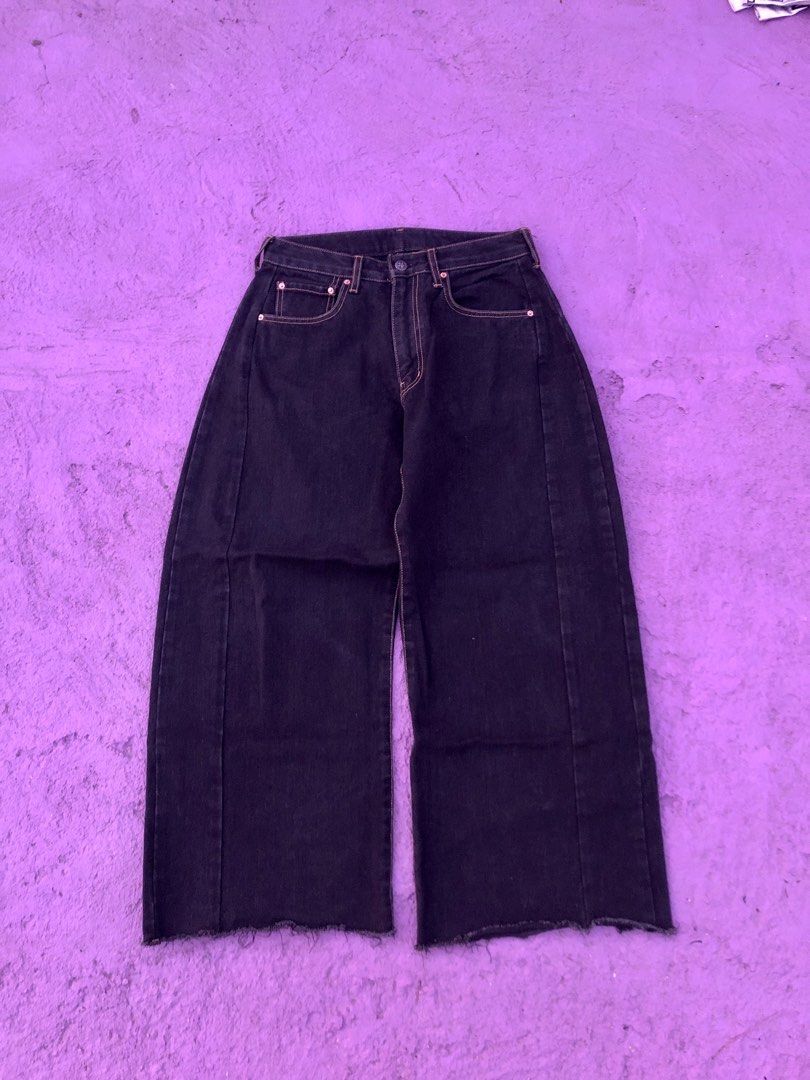 Barrel pants (Category: Jeans) located in San Mateo. Submitted by reynoldjanda (Listing ID 1469486895, Image 1). Description: .