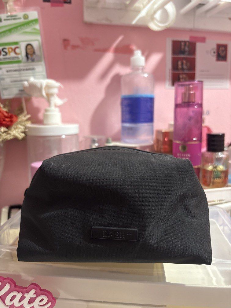 Bash Essential Daily Sac in Black (Category: Purses & Pouches) located in Manila. Submitted by gian_0 (Listing ID 1469528169, Image 1). Description: naka stock lang sa school bag, twice lang nailabas since d naman masyado nakakapag ayos sa school due to busy scheds.