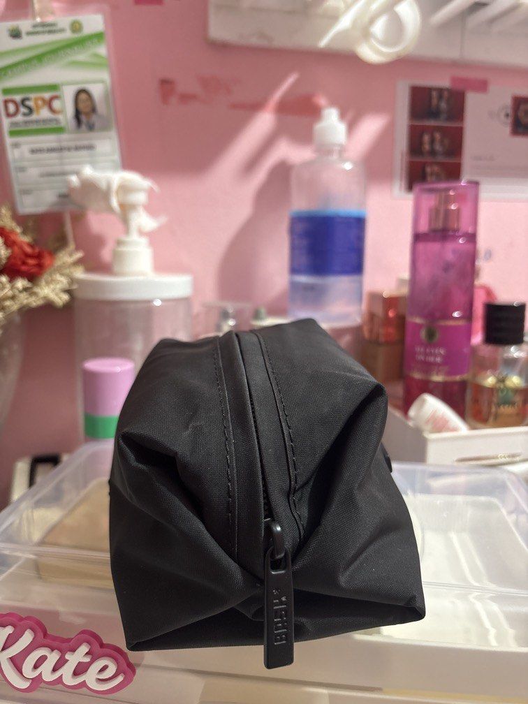 Bash Essential Daily Sac in Black (Category: Purses & Pouches) located in Manila. Submitted by gian_0 (Listing ID 1469528169, Image 2). Description: naka stock lang sa school bag, twice lang nailabas since d naman masyado nakakapag ayos sa school due to busy scheds.