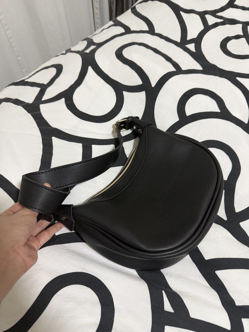 Basic Black Sling bag (Category: Shoulder Bags) located in Caloocan City. Submitted by christineproject.ph (Listing ID 1469557167, Image 1). Description: Could fit two phones and wallet .