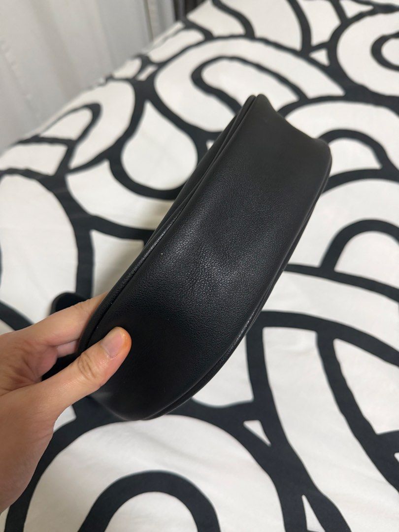 Basic Black Sling bag (Category: Shoulder Bags) located in Caloocan City. Submitted by christineproject.ph (Listing ID 1469557167, Image 3). Description: Could fit two phones and wallet .