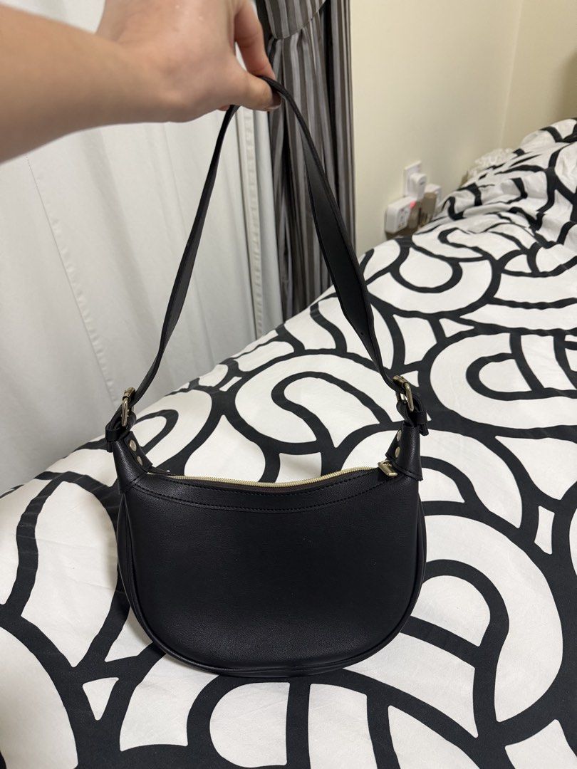 Basic Black Sling bag (Category: Shoulder Bags) located in Caloocan City. Submitted by christineproject.ph (Listing ID 1469557167, Image 2). Description: Could fit two phones and wallet .