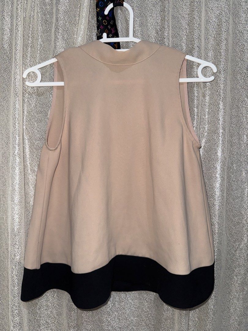 beige and black colorblock sleeveless (Category: Activewear) located in Manila. Submitted by silentrabbit_4325e7 (Listing ID 1469506906, Image 1). Description: .