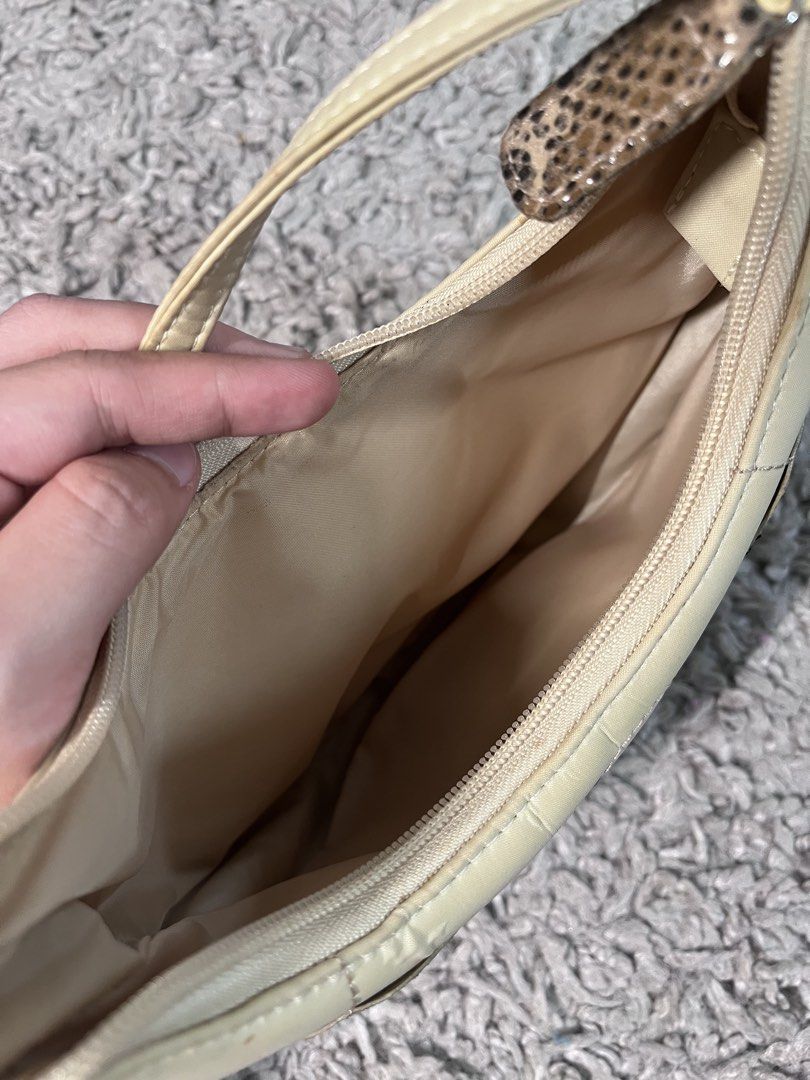 beige kili bag with snake pattern (Category: Shoulder Bags) located in Davao. Submitted by fromadollscloset (Listing ID 1469434794, Image 2). Description: [READ MY BIO FIRST!] ⭐️ description ⭐️ - typical kili bag - thrifted btw - almost never used (seller is more of a big bag girly).