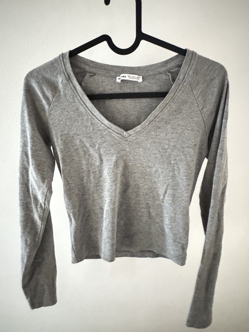 BERSHKA - Grey longsleeves sweatshirt (Category: Longsleeves) located in Paranaque City. Submitted by lilithinleo (Listing ID 1469572494, Image 1). Description: Never worn. Size says medium, but it only fits S/XS. Perfect for inner layer or basic top paired with dark jeans. :).