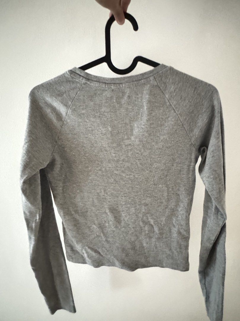 BERSHKA - Grey longsleeves sweatshirt (Category: Longsleeves) located in Paranaque City. Submitted by lilithinleo (Listing ID 1469572494, Image 3). Description: Never worn. Size says medium, but it only fits S/XS. Perfect for inner layer or basic top paired with dark jeans. :).