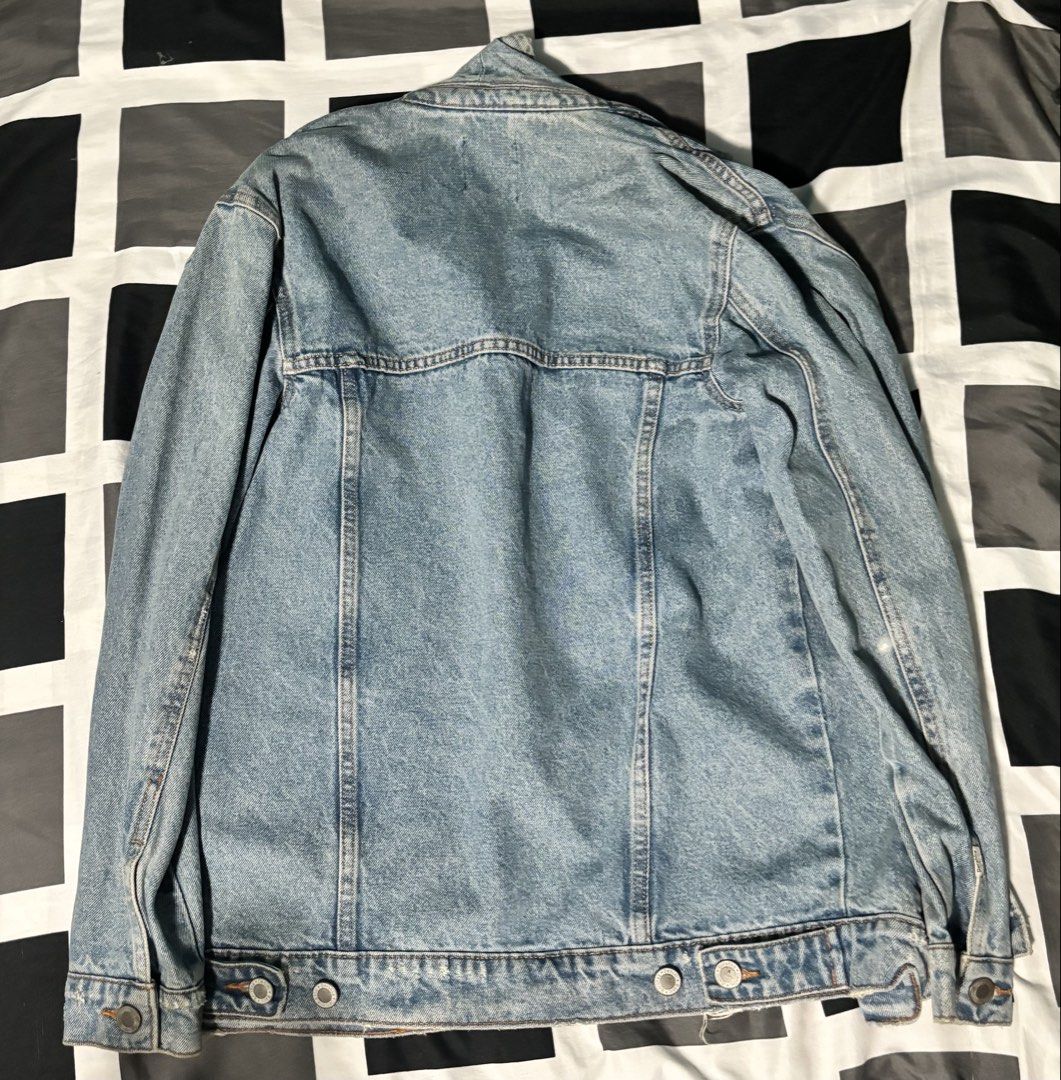 Bershka Denim Jacket (Category: Coats, Jackets and Outerwear) located in Rizal. Submitted by itzpheebs (Listing ID 1469491738, Image 2). Description: Description - light-wash distressed oversized denim jacket from Bershka - front button closures, chest flap pockets, and side slash pockets FLAWS: slightly yellow but can be washed Payment method: Gcash or Bank transfer Delivery method (SHOULDERED BY BUYER): Lalamove or jnt.
