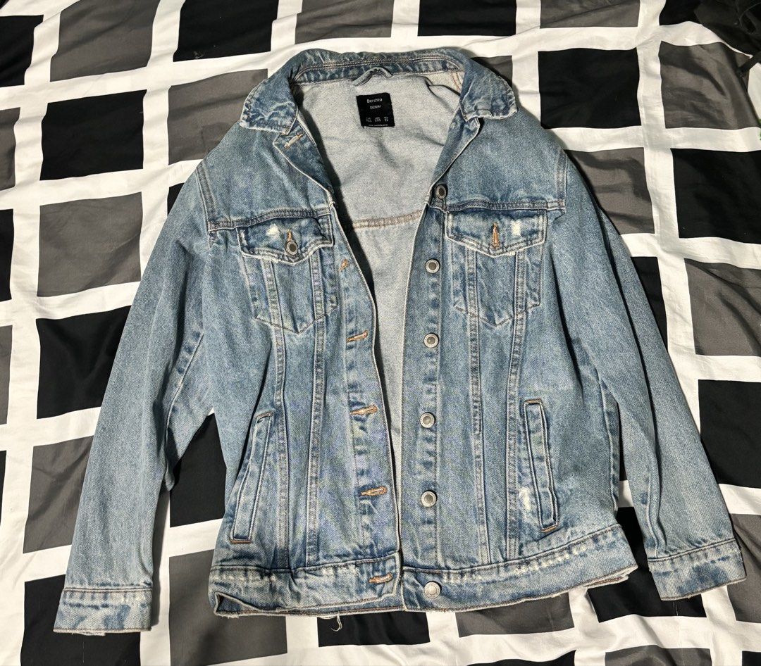 Bershka Denim Jacket (Category: Coats, Jackets and Outerwear) located in Rizal. Submitted by itzpheebs (Listing ID 1469491738, Image 1). Description: Description - light-wash distressed oversized denim jacket from Bershka - front button closures, chest flap pockets, and side slash pockets FLAWS: slightly yellow but can be washed Payment method: Gcash or Bank transfer Delivery method (SHOULDERED BY BUYER): Lalamove or jnt.