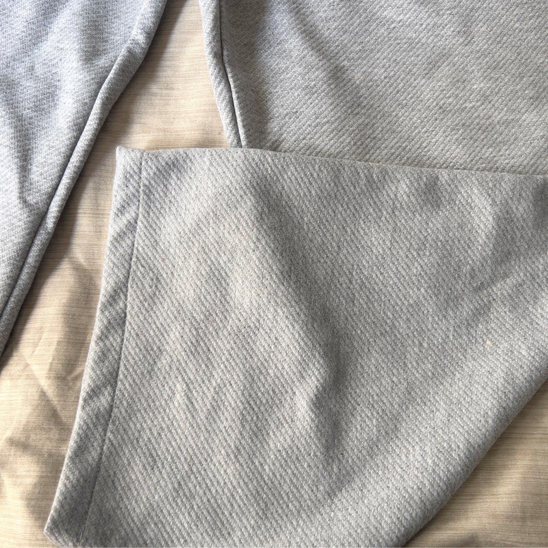 Bershka Grey Sweatpants Size XL (Category: Joggers) located in Pasig City. Submitted by jenscloset86 (Listing ID 1469503659, Image 2). Description: Brand: BERSHKA Size: XL • Used ONCE only • Consider it new. • No flaws, no damage Measurement: Waist: 34-40” Length: 43”.