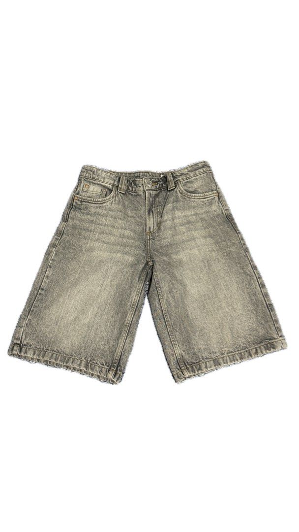Bershka washed grey denim jorts (Category: Shorts) located in Puerto Princesa. Submitted by alfonzotheplug (Listing ID 1469556109, Image 1). Description: - Bought in Bershka - Size: EUR 36 / USA 4 / MEX 26 - Color: Washed grey - Fit: Knee-length, relaxed fit.