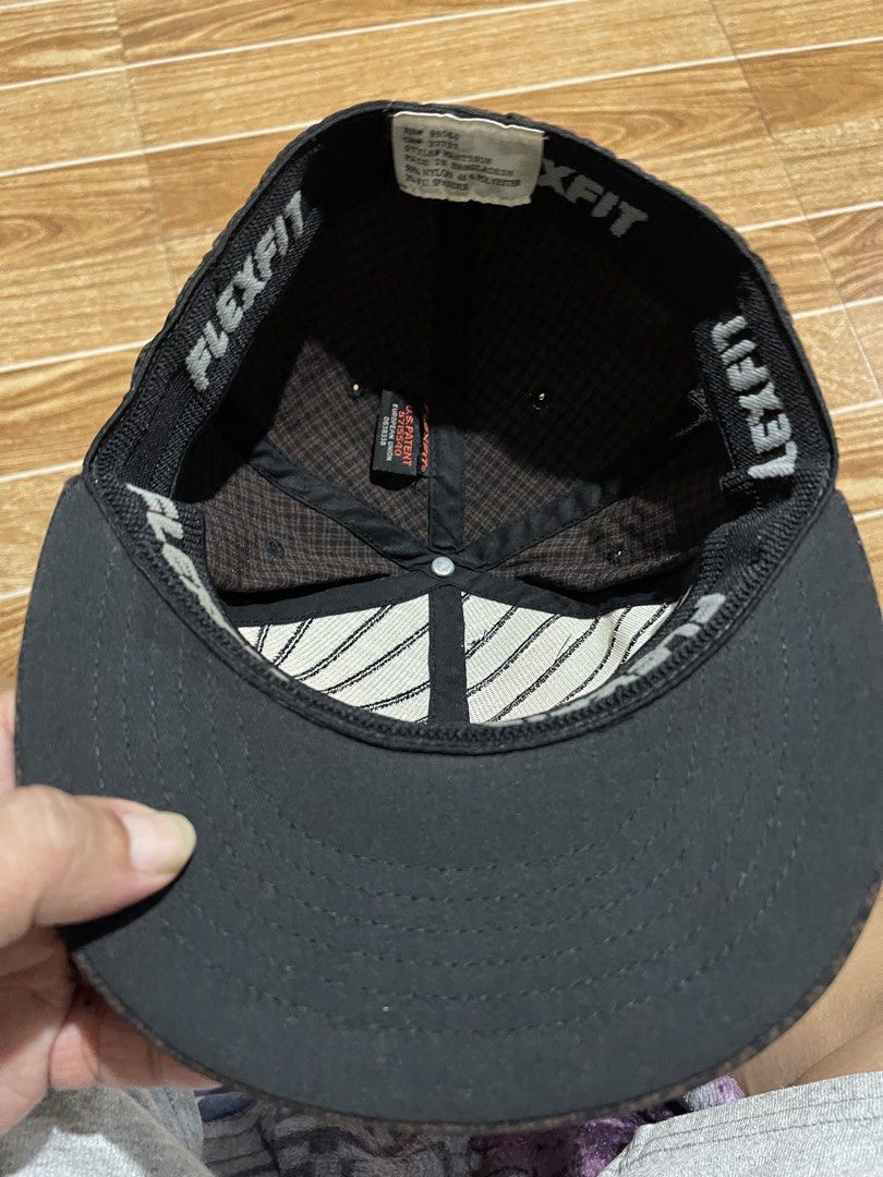 Billabong Flexfit Brown Houndstooth Cap (Category: Caps & Hats) located in Mandaluyong City. Submitted by mark2pac (Listing ID 1469534905, Image 3). Description: - Brand: Billabong - Design: Brown houndstooth pattern with structured panels - Details: Distinctive wave logo embroidery on the side - Fit: Flexfit inner band for a comfortable stretch fit - Condition: Clean interior lining with standard brand tags intact.