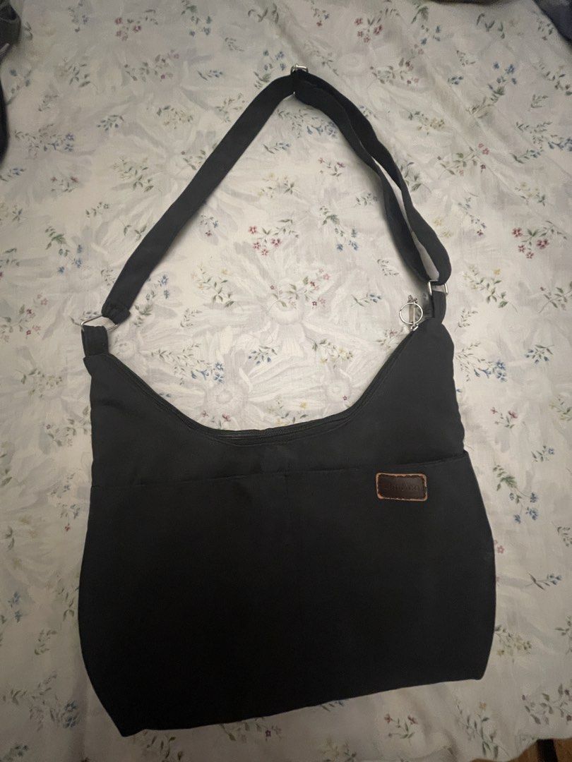 Black Bag (Category: Cross-body Bags) located in Marikina City. Submitted by prelovedbyshams.sy (Listing ID 1469492350, Image 1). Description: .