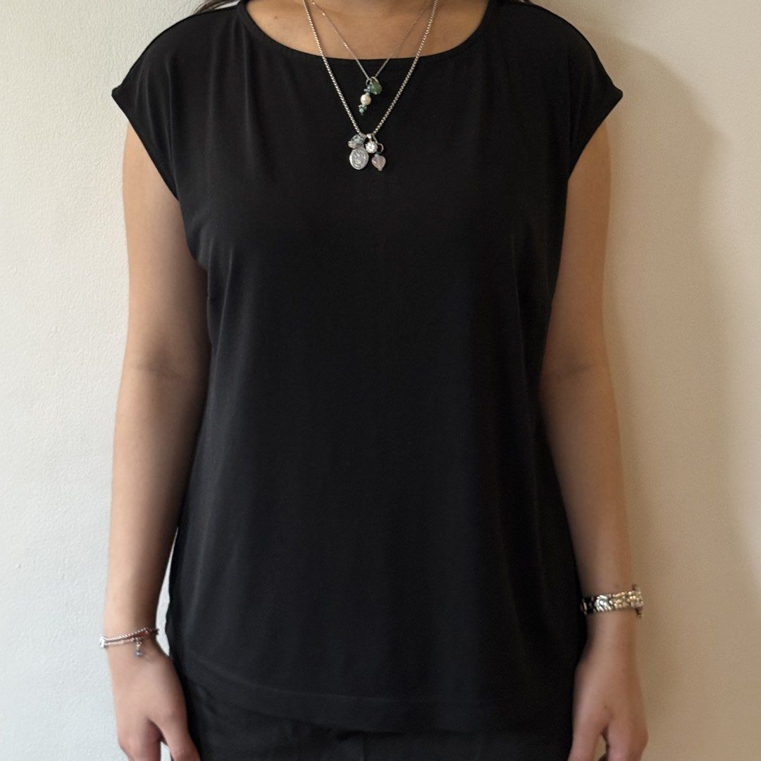 Black Basic Loose Blouse (Category: Blouses) located in Quezon City. Submitted by wear.again.ph (Listing ID 1469515727, Image 2). Description: 🩵 Size: Large on tag 🩵 Model’s size: Small .