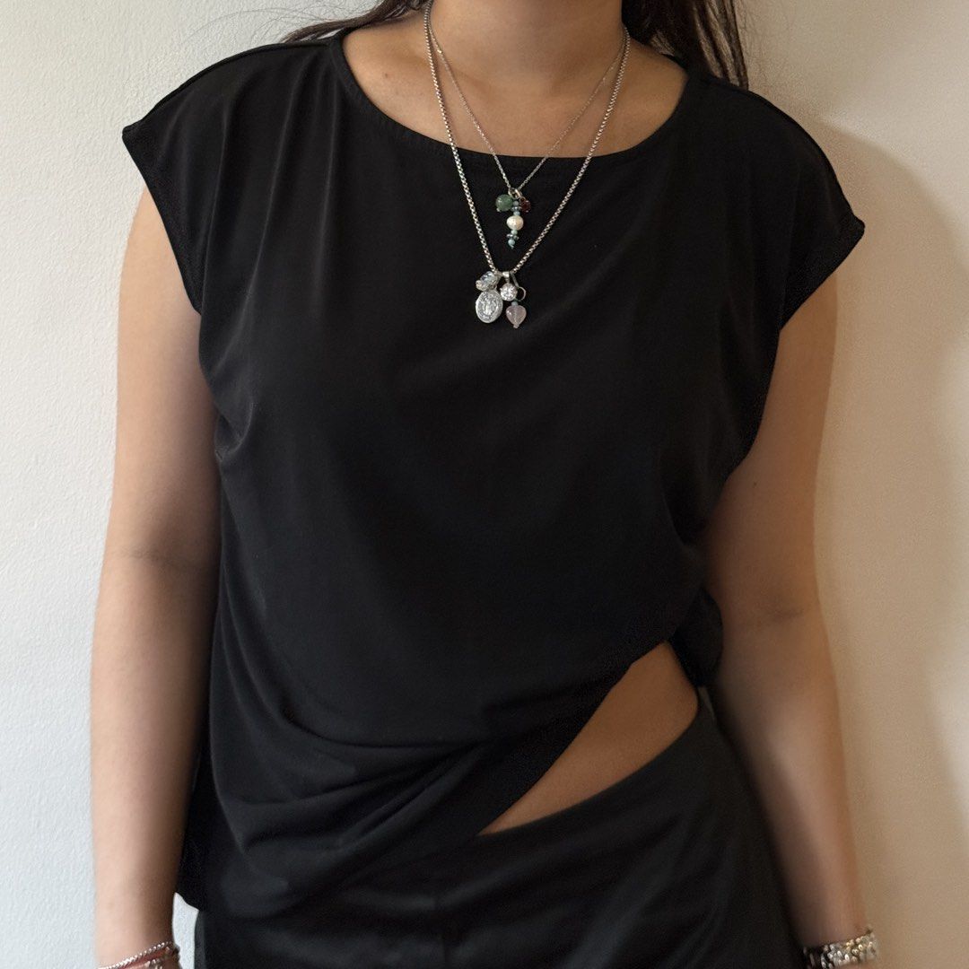 Black Basic Loose Blouse (Category: Blouses) located in Quezon City. Submitted by wear.again.ph (Listing ID 1469515727, Image 1). Description: 🩵 Size: Large on tag 🩵 Model’s size: Small .
