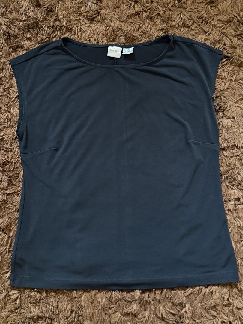 Black Basic Loose Blouse (Category: Blouses) located in Quezon City. Submitted by wear.again.ph (Listing ID 1469515727, Image 3). Description: 🩵 Size: Large on tag 🩵 Model’s size: Small .