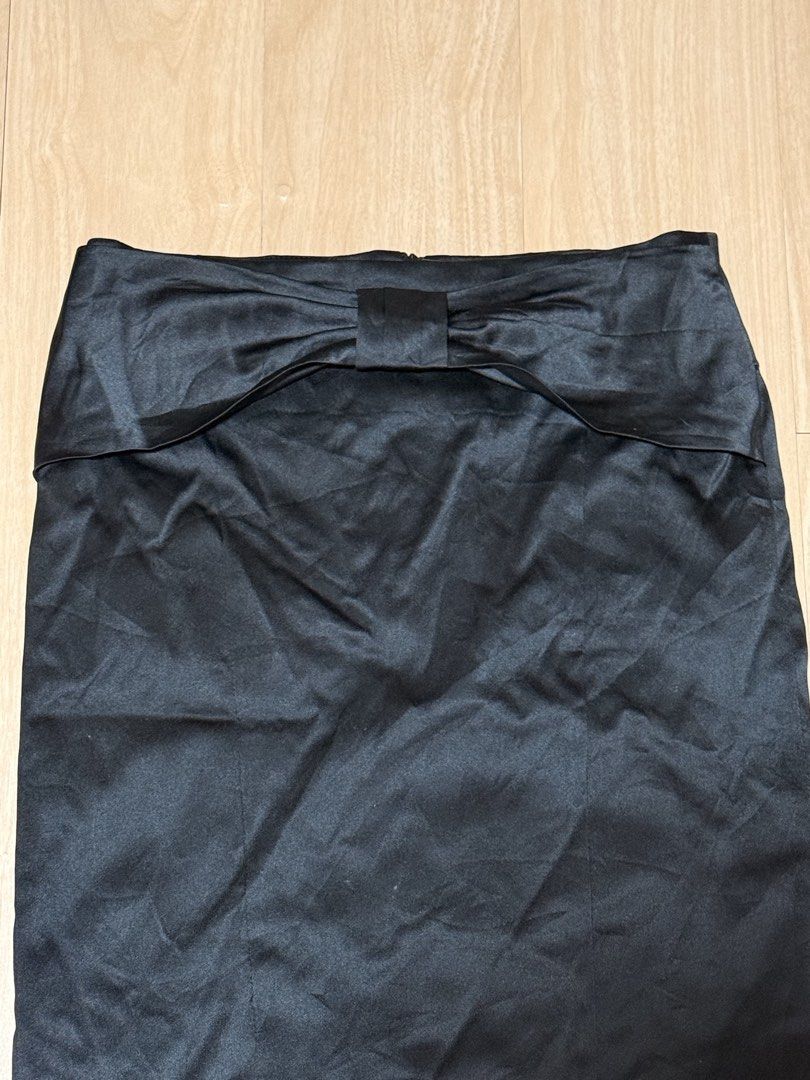 Black Bow Pencil Skirt (Category: Skirts) located in Lapu Lapu. Submitted by bzzzzarah (Listing ID 1469562624, Image 1). Description: Big Black Bow in Front Unused Medium, Not Stretchable.