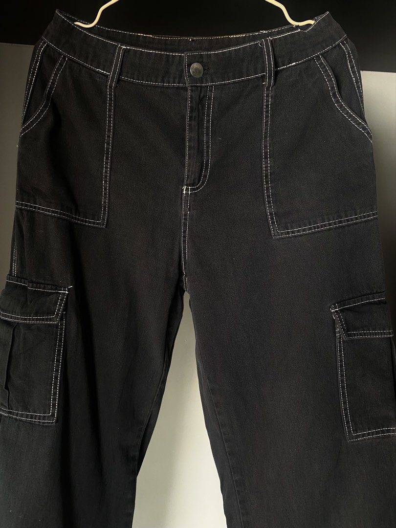 Black Cargo Pants (Category: Jeans) located in Manila. Submitted by pattydeclutters (Listing ID 1469404362, Image 1). Description: Black cargo pants in size 27 - Fit: High-waisted with straight leg cut - Details: Multiple utility pockets, belt loops, and button closure - Style: Casual streetwear, easy to pair with sneakers and graphic tees RFS: too small for me.