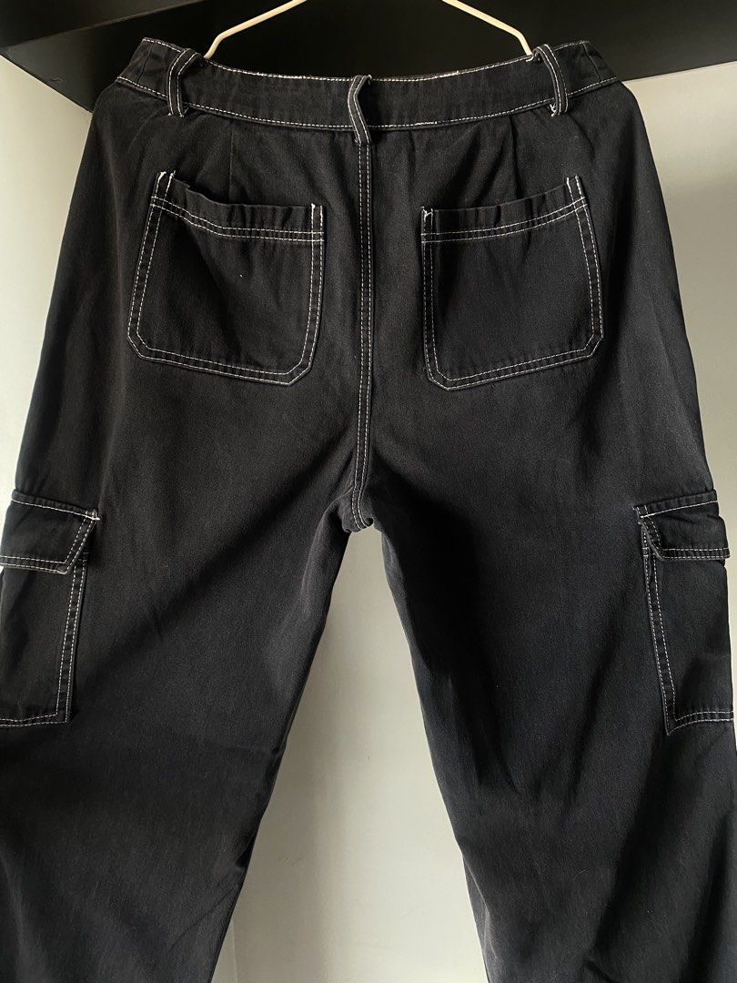 Black Cargo Pants (Category: Jeans) located in Manila. Submitted by pattydeclutters (Listing ID 1469404362, Image 2). Description: Black cargo pants in size 27 - Fit: High-waisted with straight leg cut - Details: Multiple utility pockets, belt loops, and button closure - Style: Casual streetwear, easy to pair with sneakers and graphic tees RFS: too small for me.