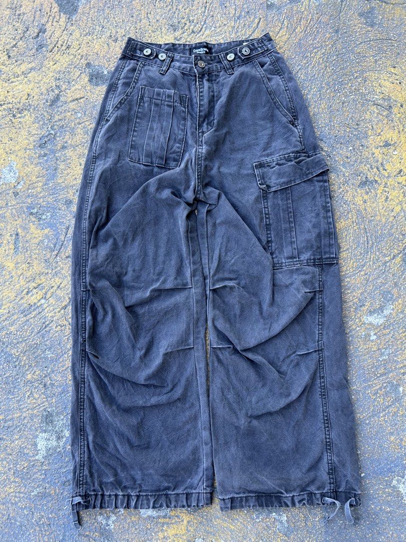 Black Cargo Pants (Category: Jeans) located in Caloocan City. Submitted by hustlenhunt (Listing ID 1469528460, Image 1). Description: W-28 L-39 Thigh-12.5 Hem-11 -No Issue -Condition: 8/10 -Color rate-8/10 •MOP- Gcash/BDO •MOD- JNT/LALAMOVE/MEET-UP 📍North Caloocan.