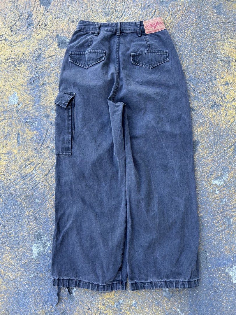 Black Cargo Pants (Category: Jeans) located in Caloocan City. Submitted by hustlenhunt (Listing ID 1469528460, Image 3). Description: W-28 L-39 Thigh-12.5 Hem-11 -No Issue -Condition: 8/10 -Color rate-8/10 •MOP- Gcash/BDO •MOD- JNT/LALAMOVE/MEET-UP 📍North Caloocan.