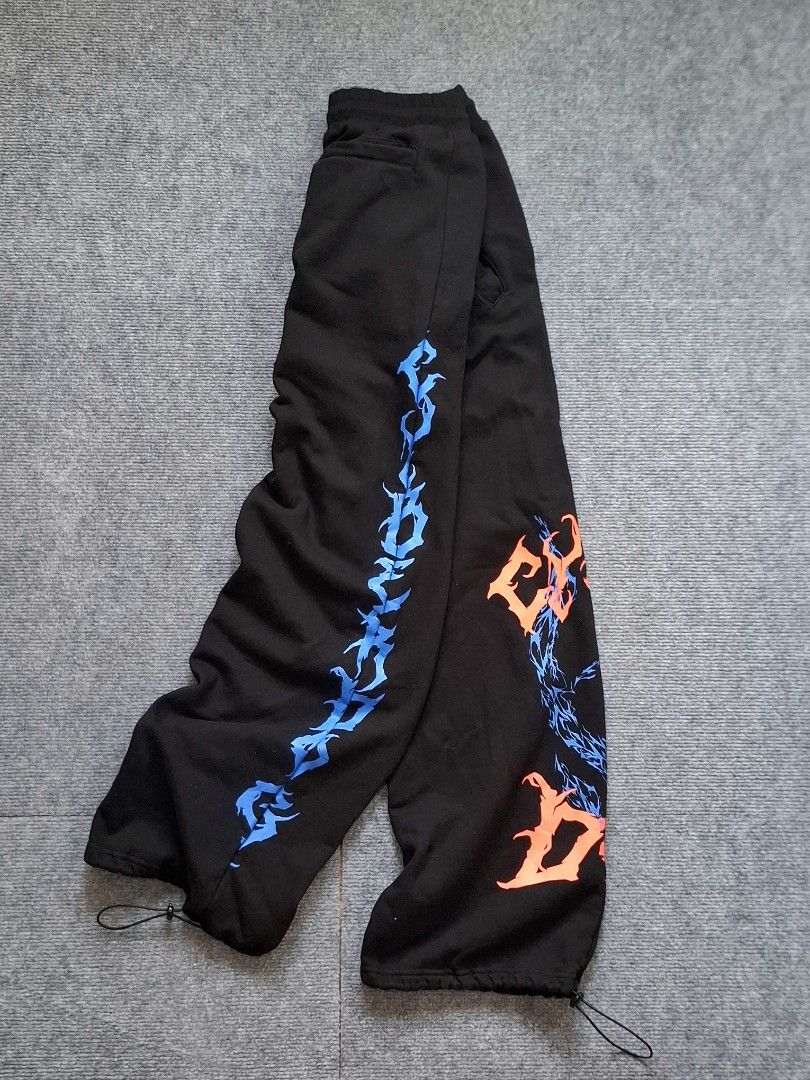 Black Graphic Baggy Sweatpants (Category: Joggers) located in Las Pinas. Submitted by nevergetsold.ph (Listing ID 1469487310, Image 1). Description: Black Graphic Baggy Sweatpants Color Rate: 9/10 Condition Rate: 9/10 Best fit to Large - XL Dimentions (inches) Waist: 30-34 Length: 42 Thigh: 14 Leg Opening: 9 Issues: none.