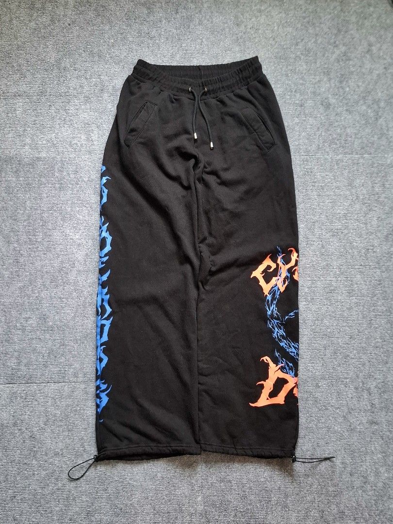 Black Graphic Baggy Sweatpants (Category: Joggers) located in Las Pinas. Submitted by nevergetsold.ph (Listing ID 1469487310, Image 2). Description: Black Graphic Baggy Sweatpants Color Rate: 9/10 Condition Rate: 9/10 Best fit to Large - XL Dimentions (inches) Waist: 30-34 Length: 42 Thigh: 14 Leg Opening: 9 Issues: none.
