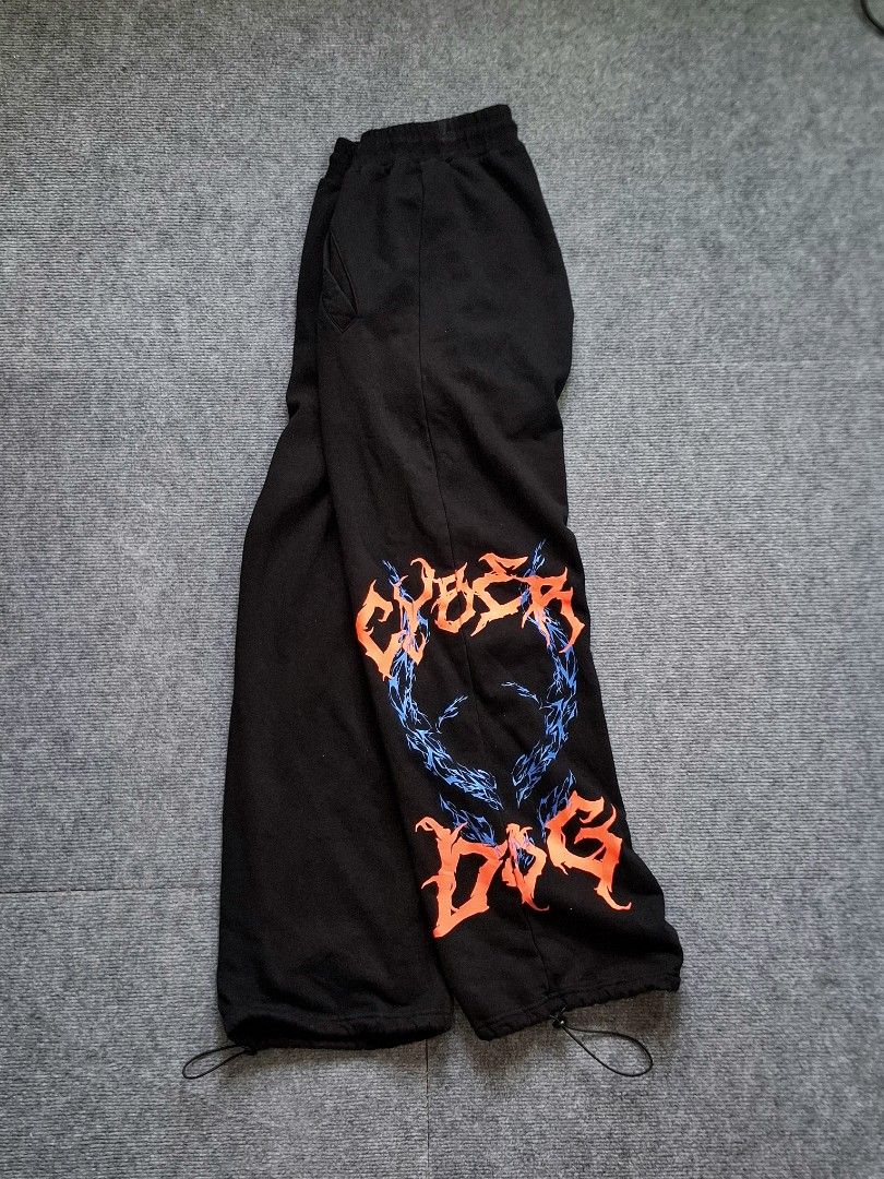 Black Graphic Baggy Sweatpants (Category: Joggers) located in Las Pinas. Submitted by nevergetsold.ph (Listing ID 1469487310, Image 3). Description: Black Graphic Baggy Sweatpants Color Rate: 9/10 Condition Rate: 9/10 Best fit to Large - XL Dimentions (inches) Waist: 30-34 Length: 42 Thigh: 14 Leg Opening: 9 Issues: none.