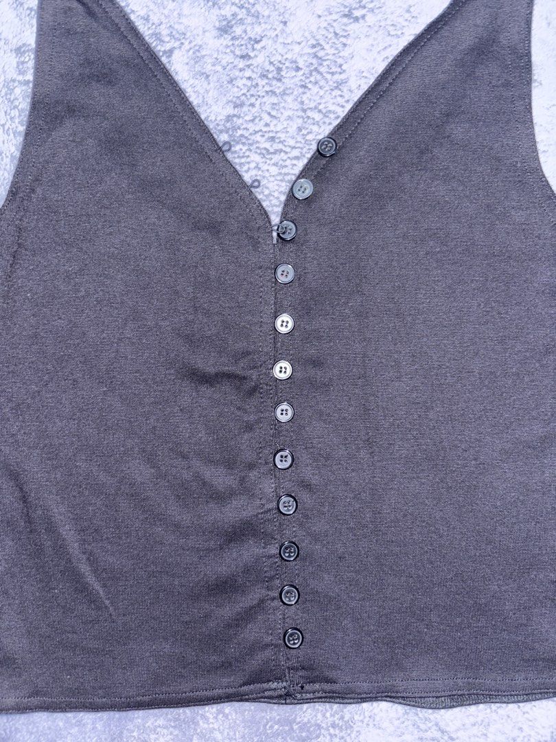 Black knitted button-up tank top (Category: Sleeveless) located in San Pedro. Submitted by classychic.couture (Listing ID 1469539224, Image 2). Description: - V neck button-up tank top - XS - Small - Good condition - No issues.