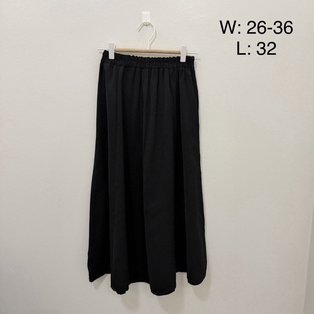 Black Long Elastic Waist Skirt (Category: Skirts) located in Rodriguez. Submitted by jrms23 (Listing ID 1469542879, Image 1). Description: - Color: Solid black - Fit: Comfortable stretch with an elastic waistband - Style: Flowy and clean look, very easy to match with various tops - Length: Approx. 32 inches.