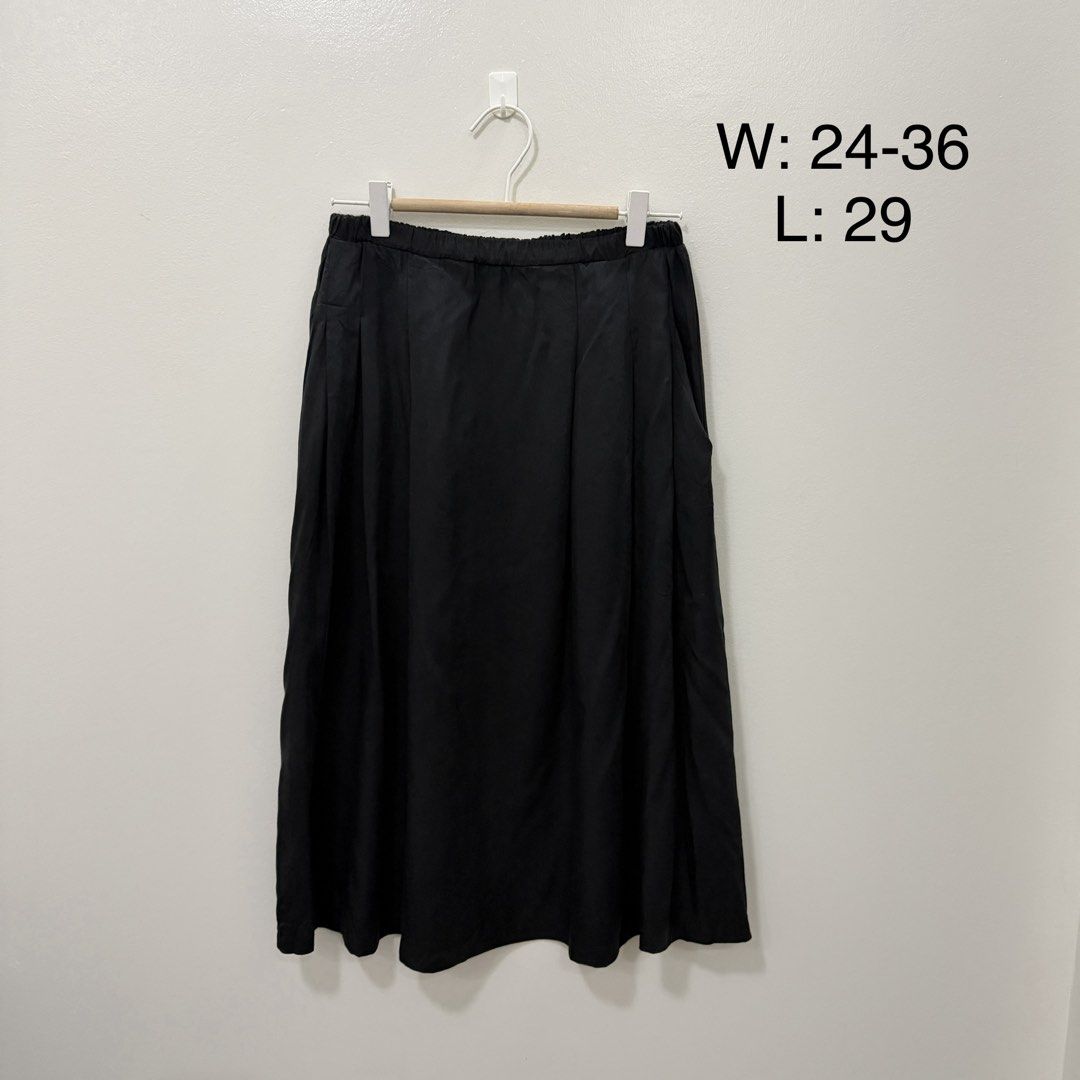 Black Midi Skirt Elastic Waist (Category: Skirts) located in Rodriguez. Submitted by jrms23 (Listing ID 1469542646, Image 1). Description: - Color: Solid Black - Style: Pleated midi skirt with a lightweight and flowy design - Waist: Elastic waistband (fits 24 to 36 inches) - Length: 29 inches - Fit: Comfortable, stretchy, and easy to pull on - Condition: Excellent (ready to wear).