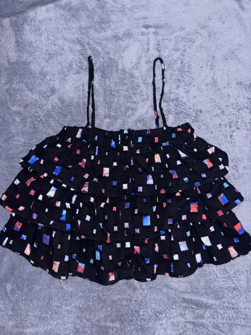 Black multi-tiered camisole top (Category: Sleeveless) located in San Pedro. Submitted by classychic.couture (Listing ID 1469539695, Image 1). Description: - Colorful abstract geometric square print - Small - Semi-large - Good as new 10/10 color rate - No issues.