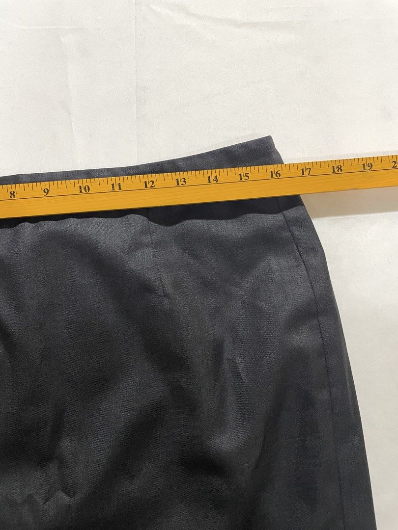 Black Office Formal Skirt (Category: Skirts) located in Makati City. Submitted by pepperstoremerch (Listing ID 1469496390, Image 3). Description: Unbranded Black Office Formal Skirt With lining Size Small Preloved, good condition Please see pictures D0113 P261021R10C10.