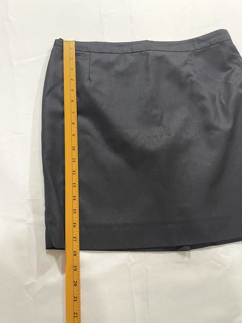 Black Office Formal Skirt (Category: Skirts) located in Makati City. Submitted by pepperstoremerch (Listing ID 1469496390, Image 2). Description: Unbranded Black Office Formal Skirt With lining Size Small Preloved, good condition Please see pictures D0113 P261021R10C10.